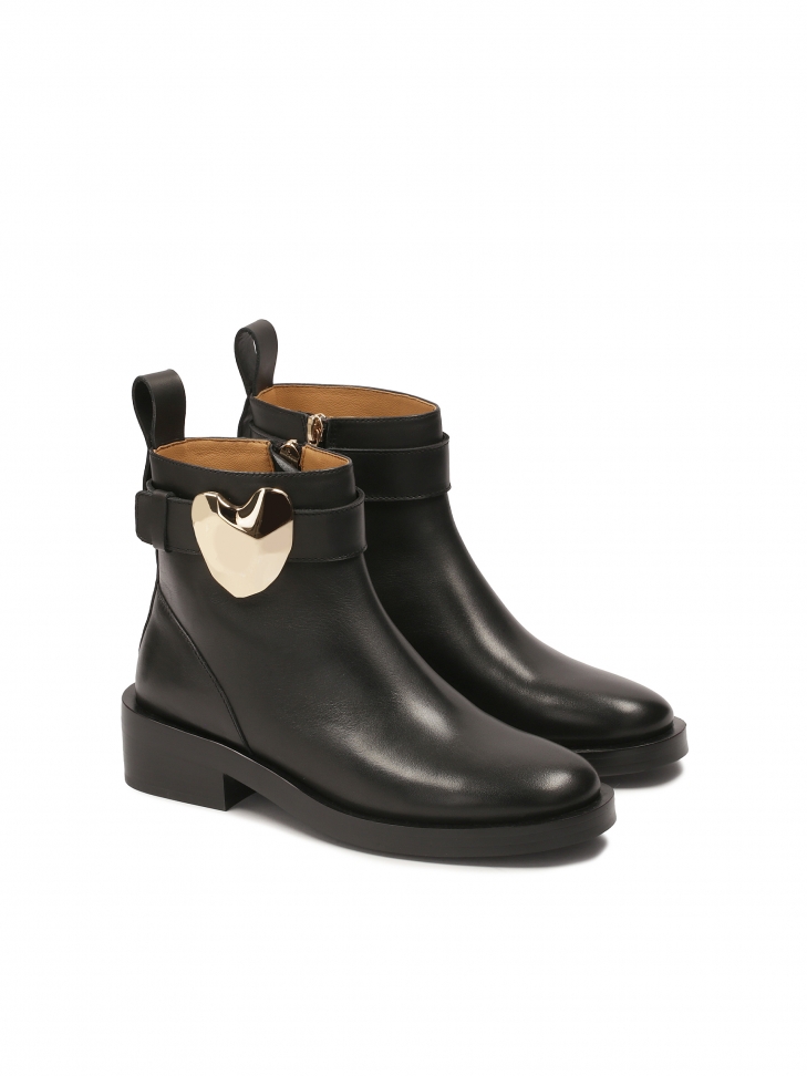 Niskie botki ozdobione metalowym sercem