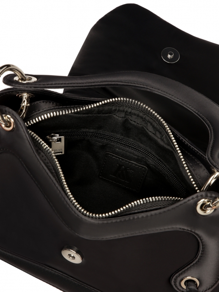 Czarna torebka o nieregularnym kształcie