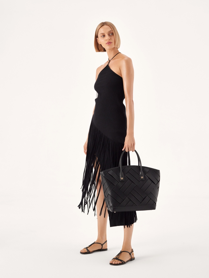 Czarne sandały ze skóry z biżuteryjną ozdobą