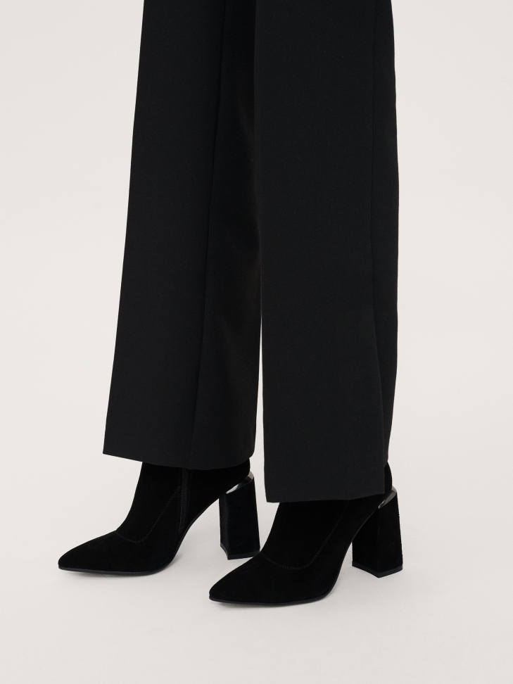 Zamszowe botki na słupku z metalową wstawką