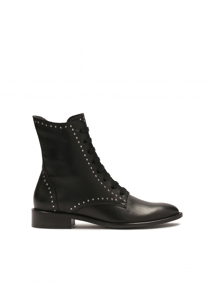 Czarne tzewiki zdobione nitami