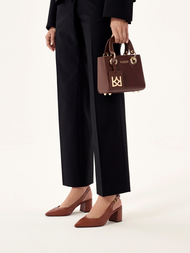 Brązowe czółenka na słupku z odytą piętą