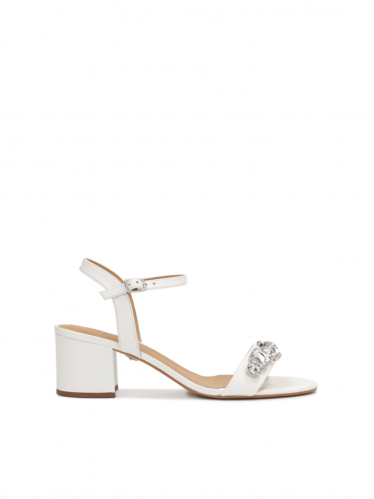 Białe ślubne sandały na szerokim obcasie