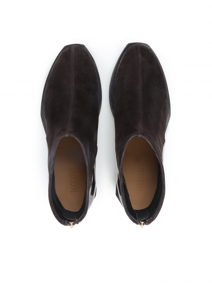 Ciemnobrązowe botki z zamszu i skóry lakierowanej osadzone na koturnie