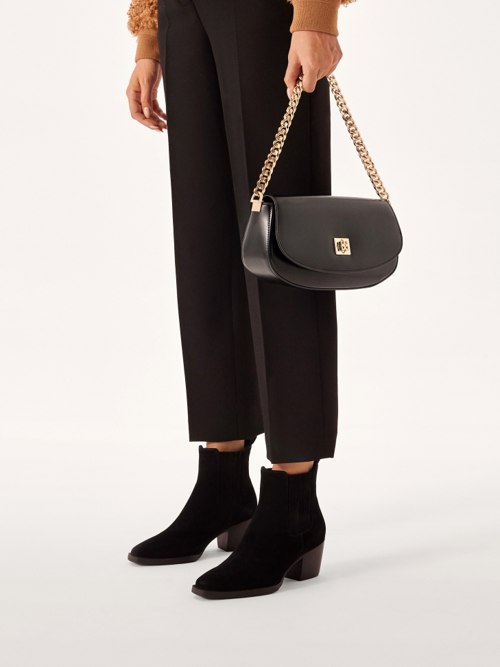 Czarna zaoąglona torebka z łańcuchem na ramię