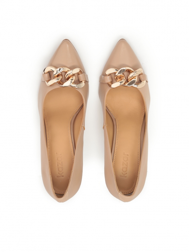 Beżowe czółenka skórzane damskie ze otymi ogniwami