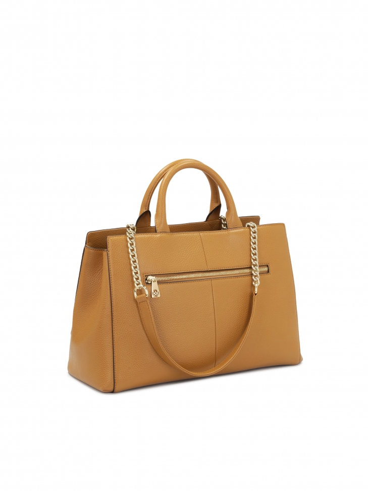 Jasnobrązowy kuferek z tłoczoną klapą