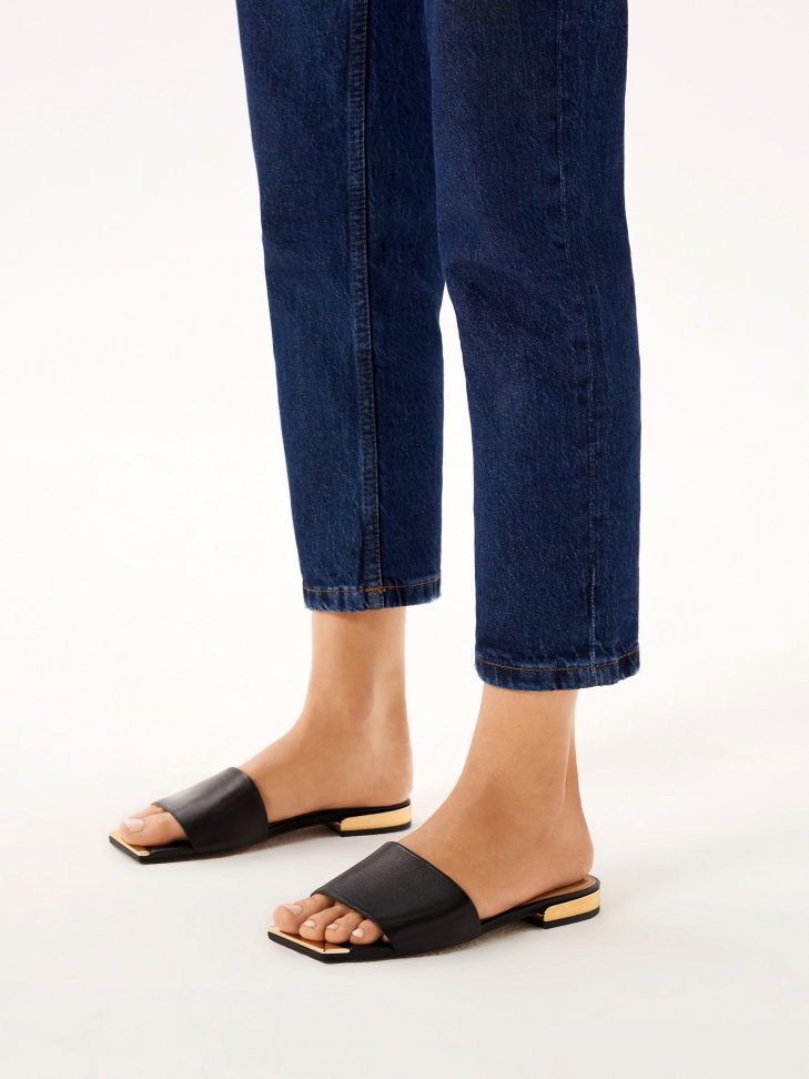 Czarne klapki ze skóry z błyszczącym obcasem