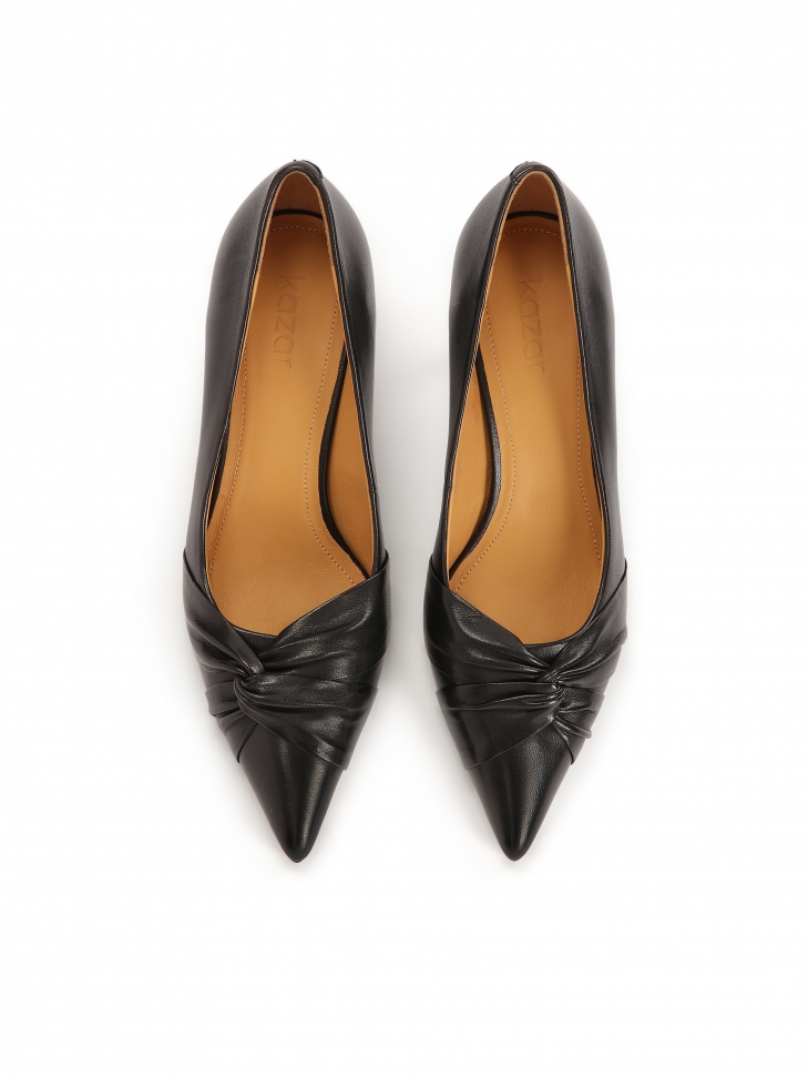 Czarne czółenka z przeplataną ozdobą