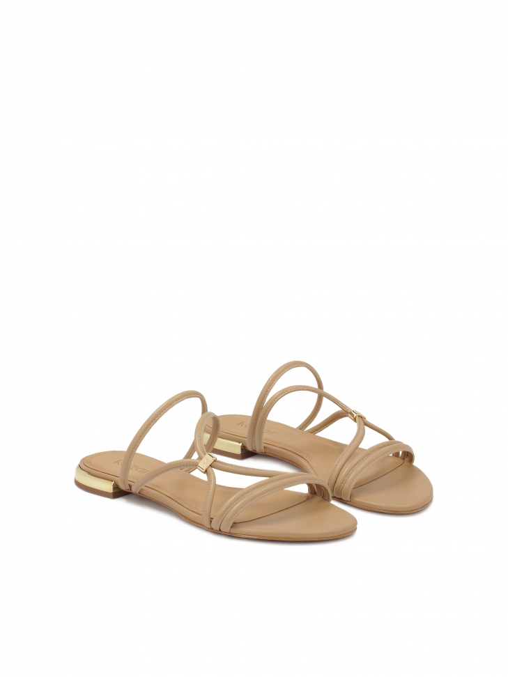 Beżowe klapki z paskiem na piętę