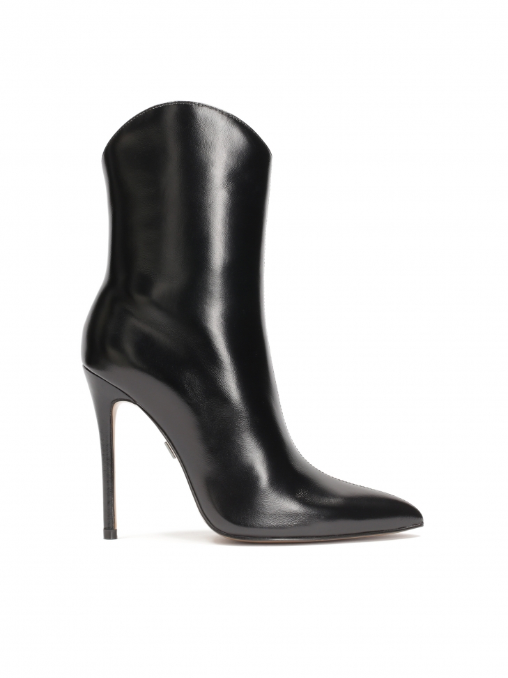 Botki na szpilce z zaoągloną cholewką