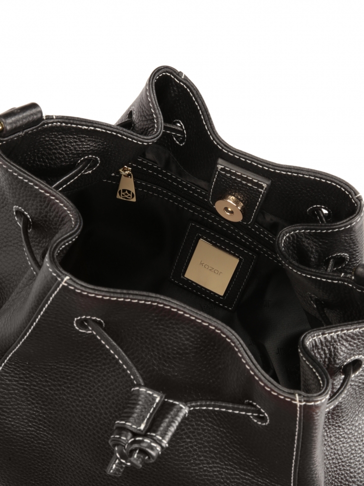 Czarna torebka worek z białymi szwami