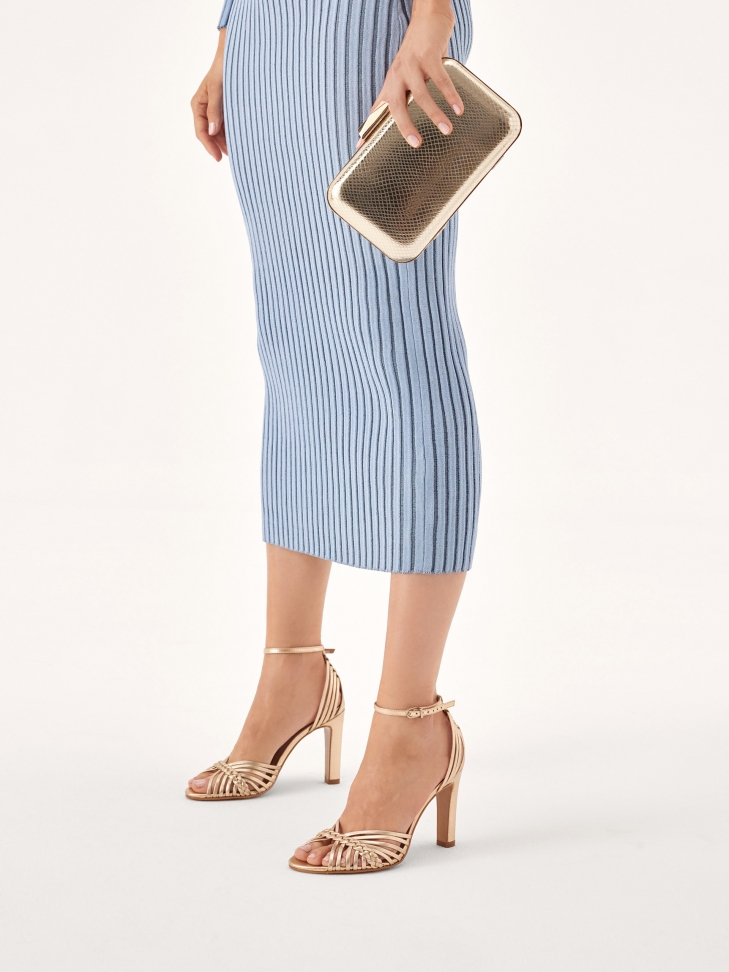 Złote sandały z przeplatanymi paskami