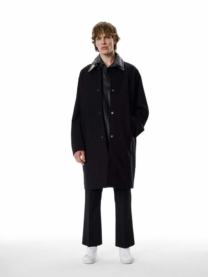 Białe sneakersy w stylu smart casual