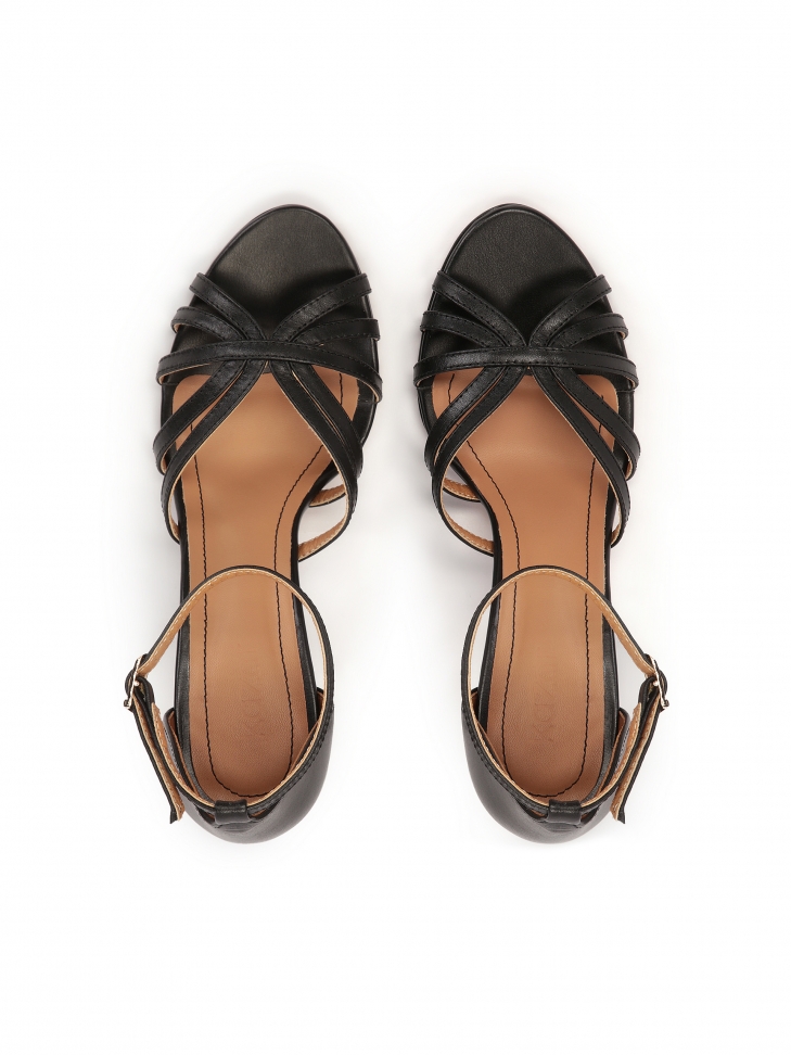 Czarne sandały z zabudowaną piętą