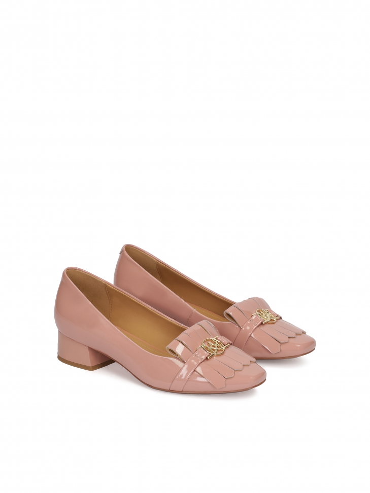 Lakierowane czółenka z ozdobą na przodzie