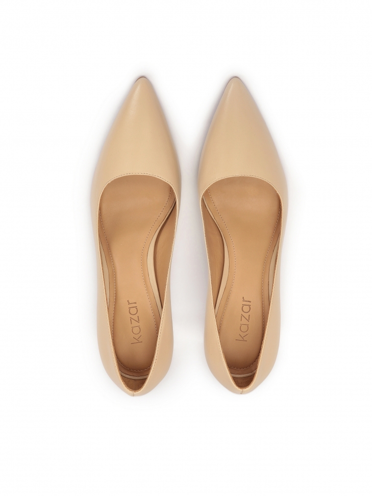 Klasyczne beżowe czółenka na średniej wysokości szpilce