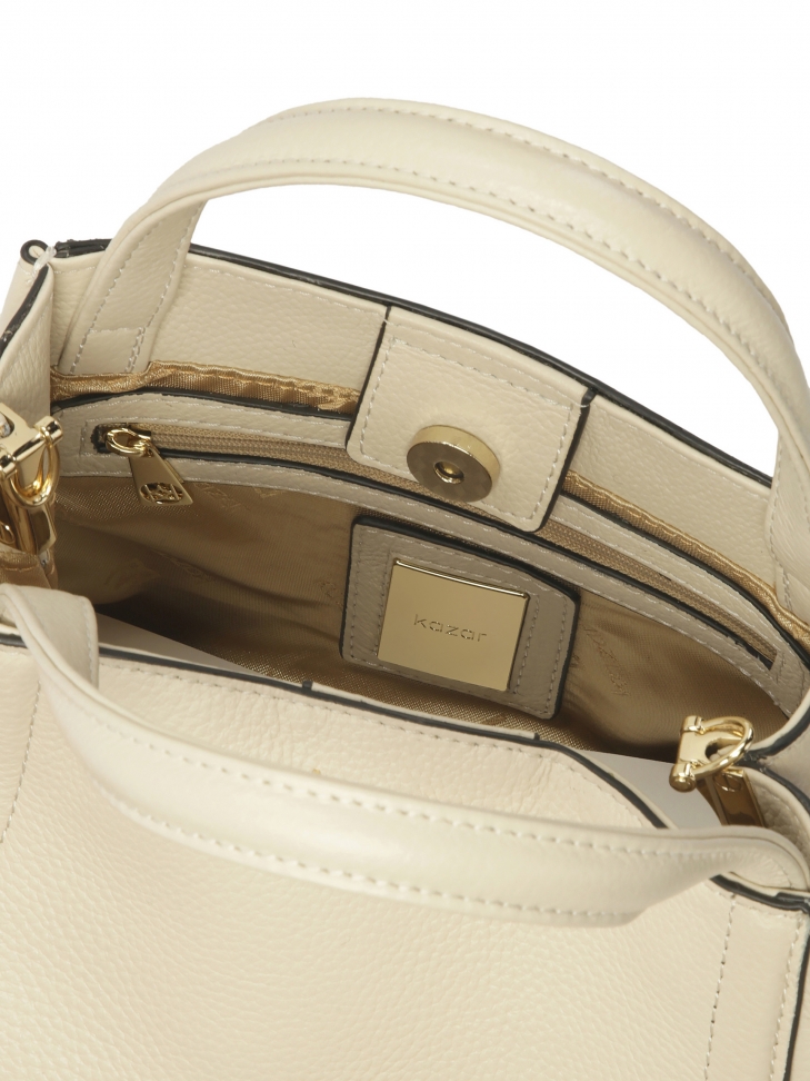 Miękka emowa torebka z tłoczonym w monogramy paskiem