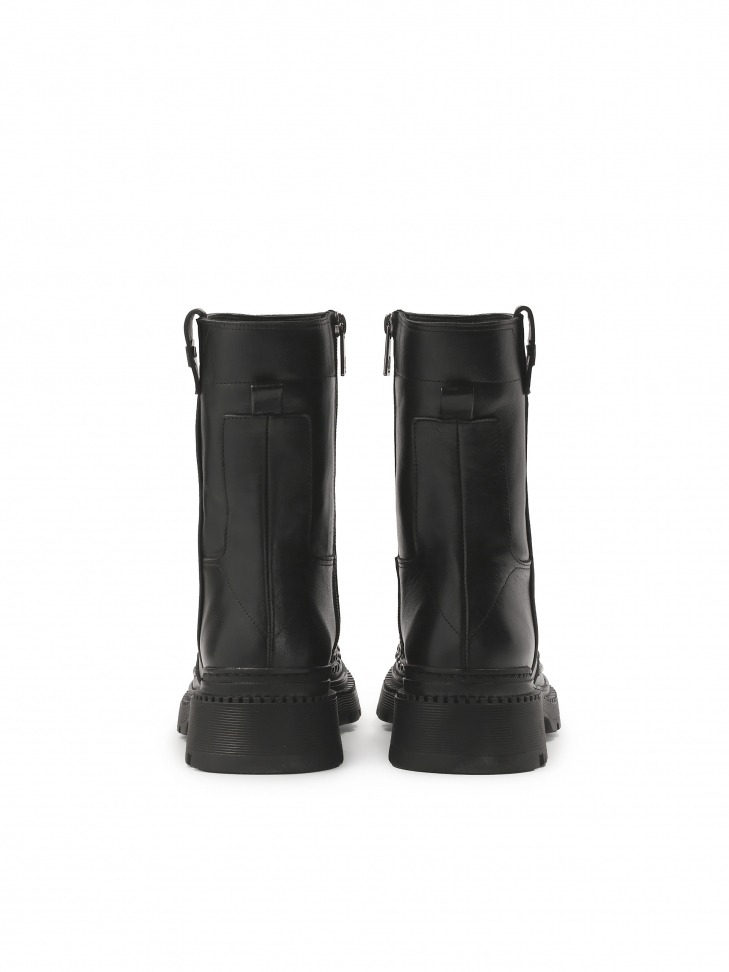 Płaskie zasuwane botki z metalowymi nitami