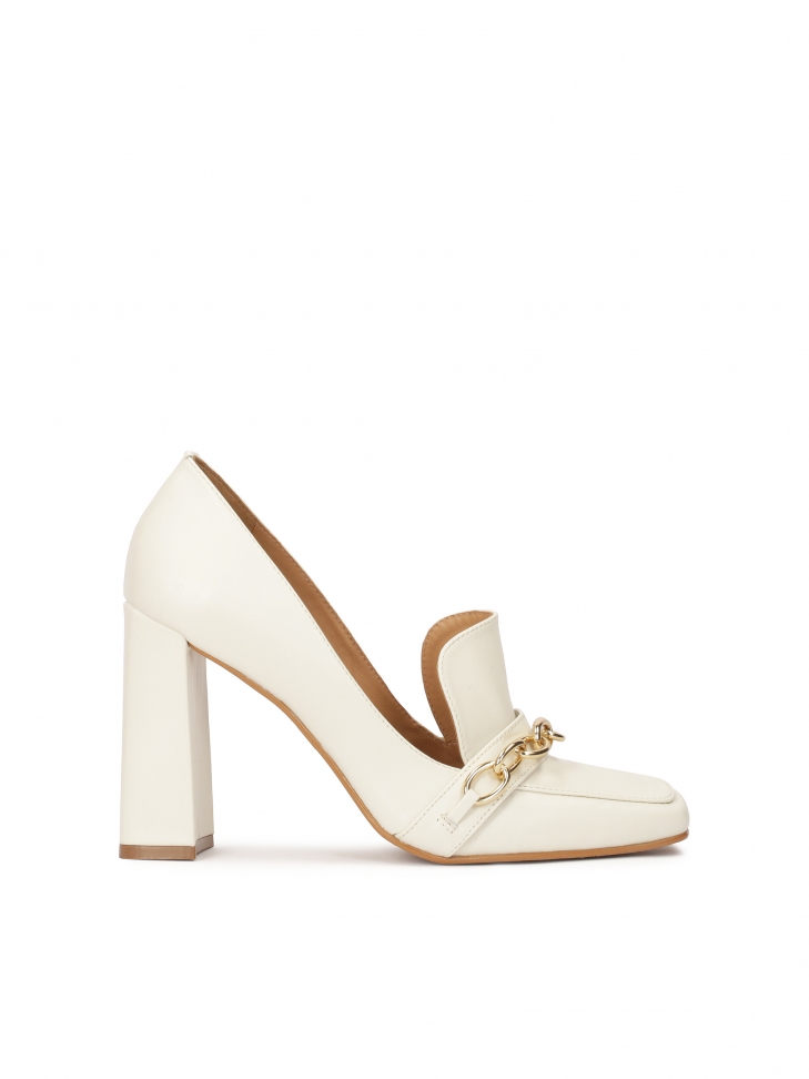 Czółenka z kwadratowymi noskami i łańcuchami