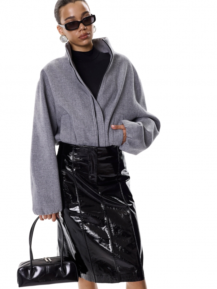 Czarna torebka na ramię o podłużnym kształcie