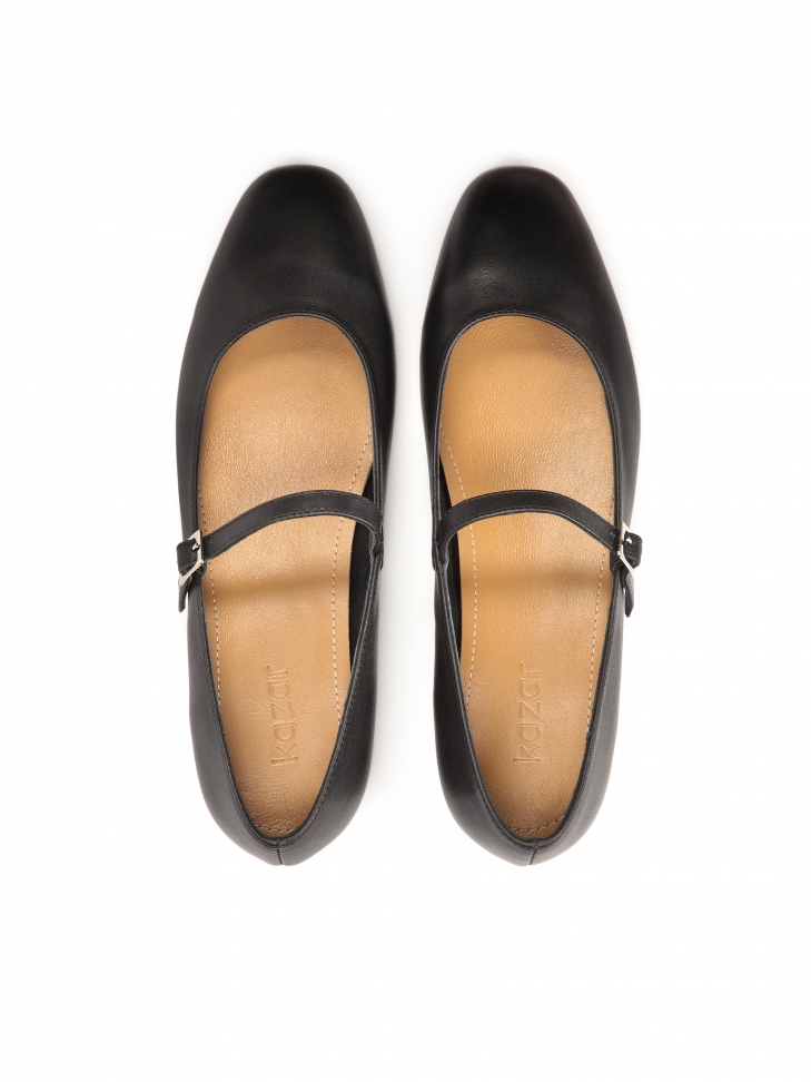 Czarne czółenka na płaskim obcasie zapinane paskiem