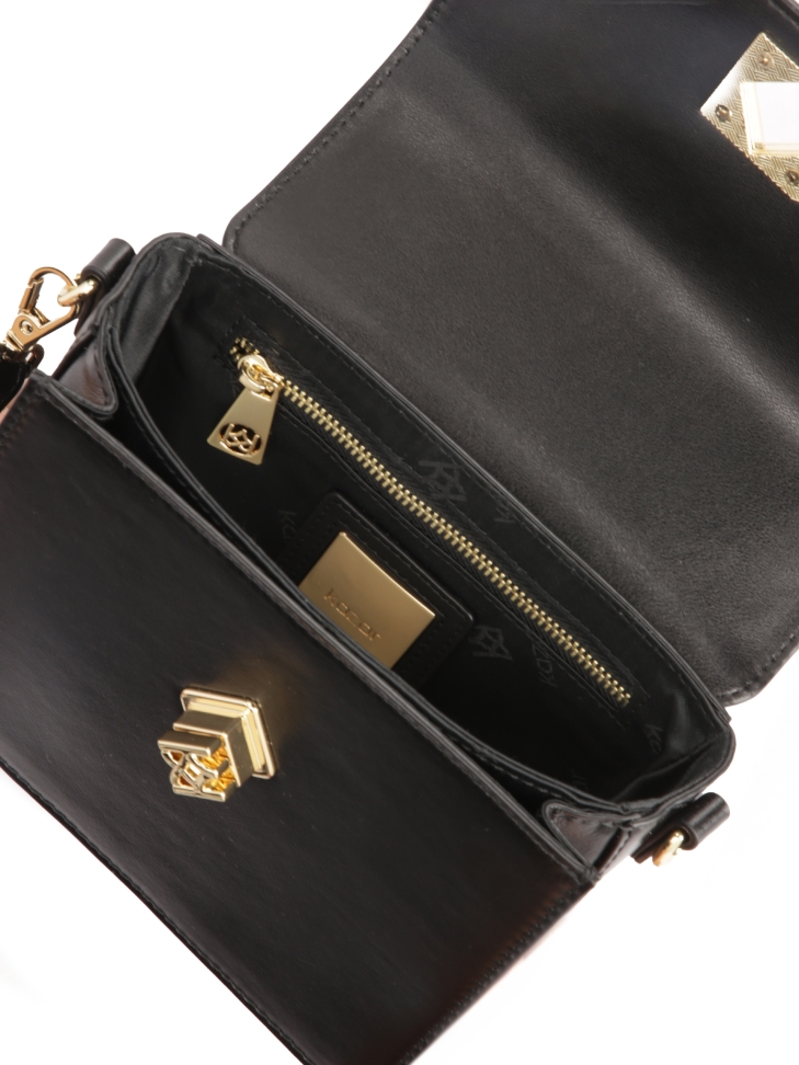 Mała czarna torebka z klapą