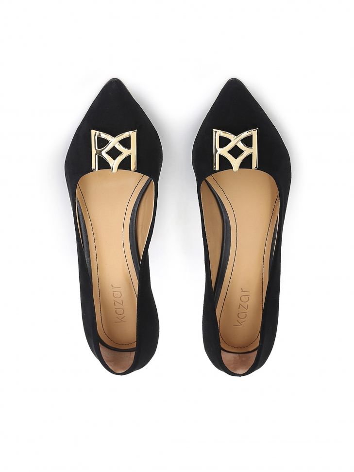 Czarne zamszowe czółenka z dużym monogramem