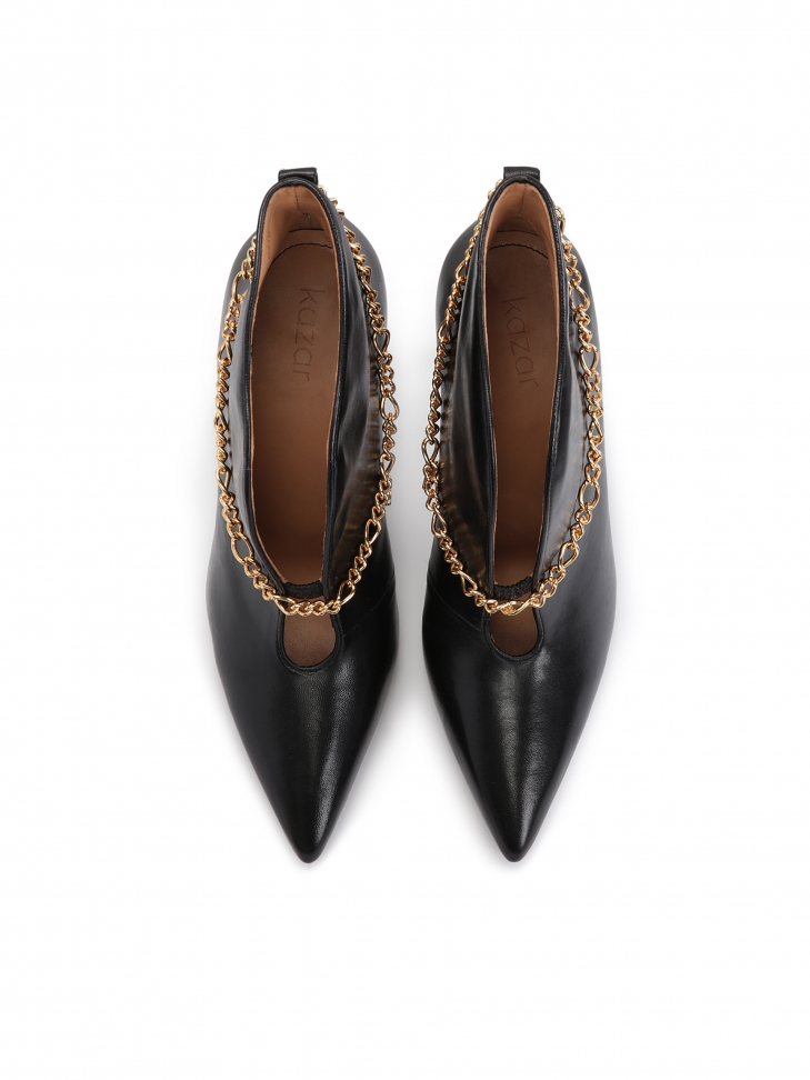 Czarne botki z wyciętą cholewką i łańcuszkiem