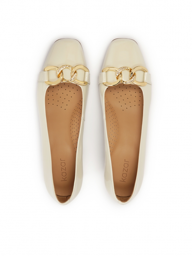 Kremowe lakierowane czółenka z metalową ozdobą