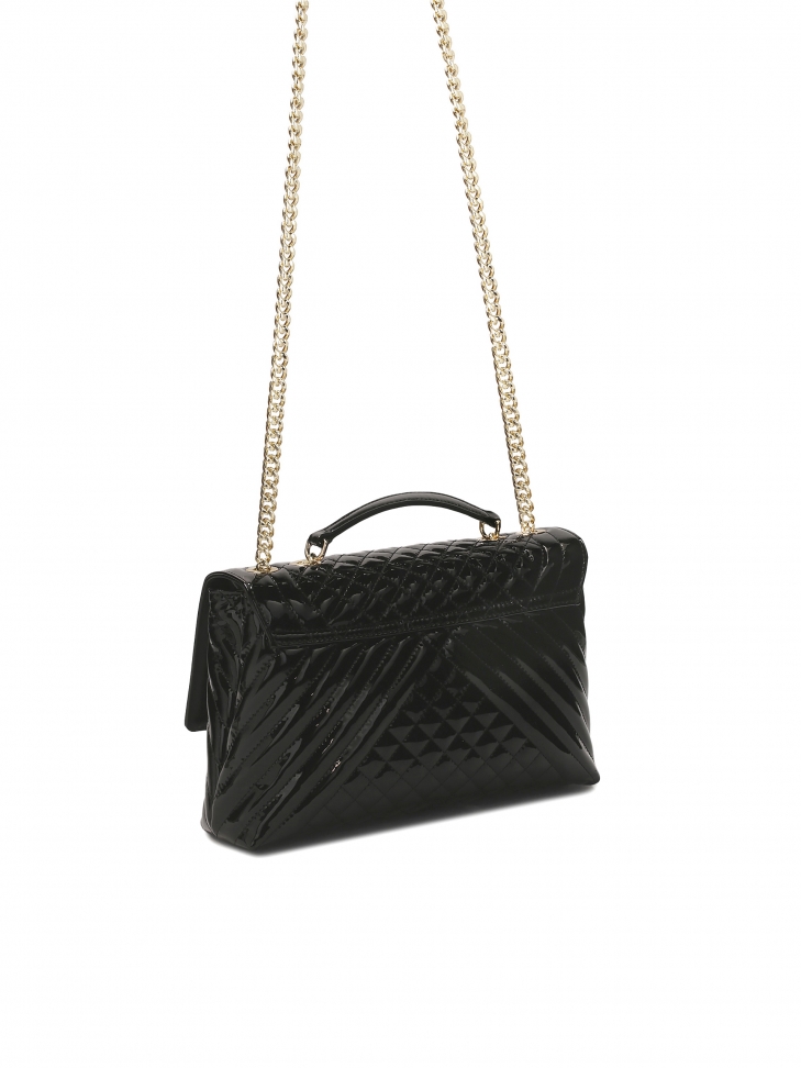 Lakierowana torebka z klapą