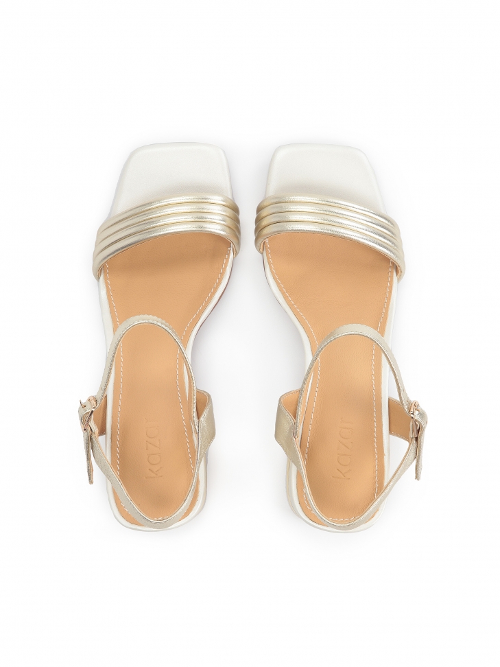 Złote sandały skórzane na zdobionym obcasie