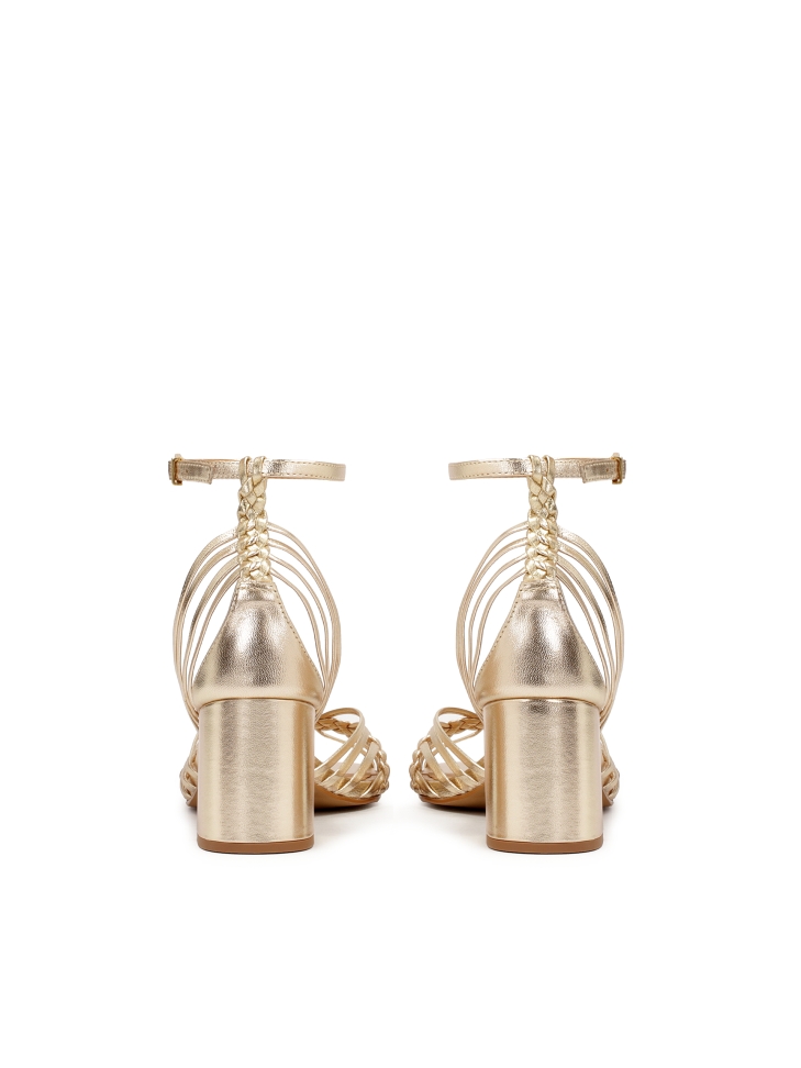 Złote sandały na słupku z plecionymi paseczkami
