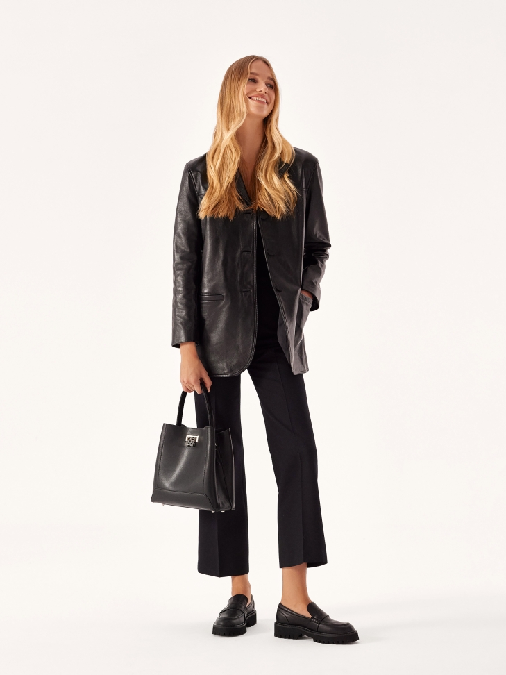 Czarne półbuty na podeszwie z bieżnikiem