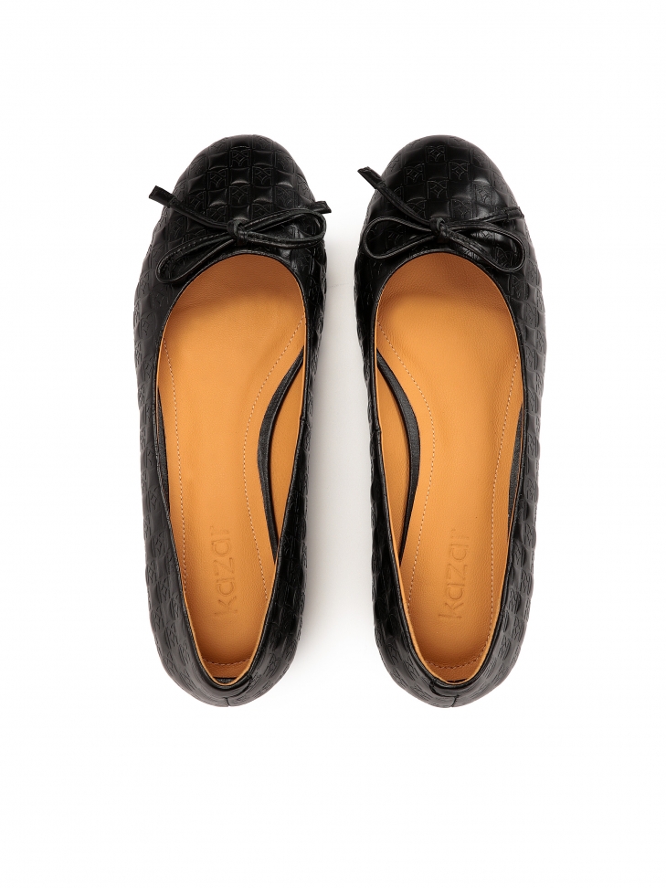 Czarne baleriny z tłoczonym monogramem KAZAR