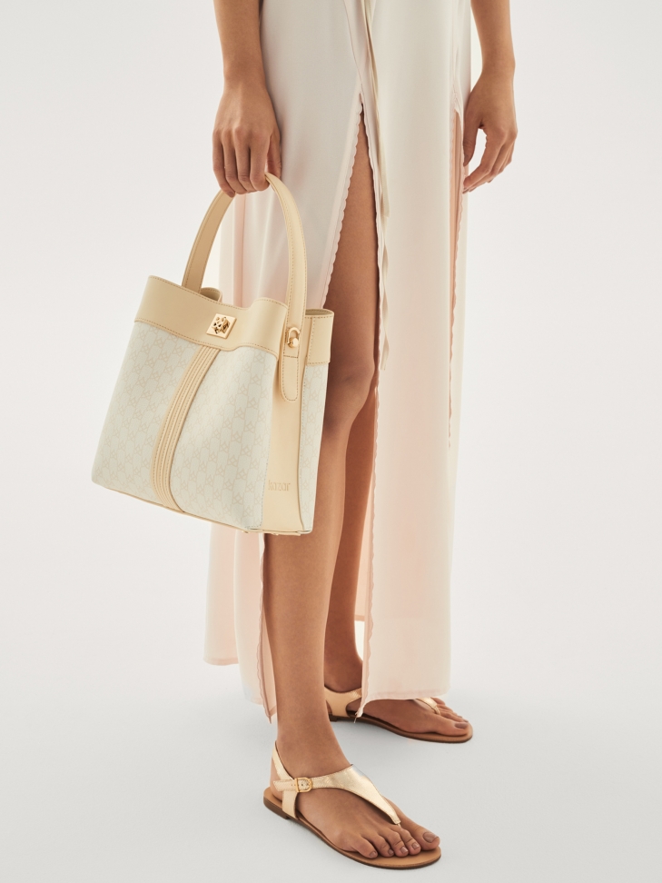 Złote sandały typu japonki z tłoczonej skóry