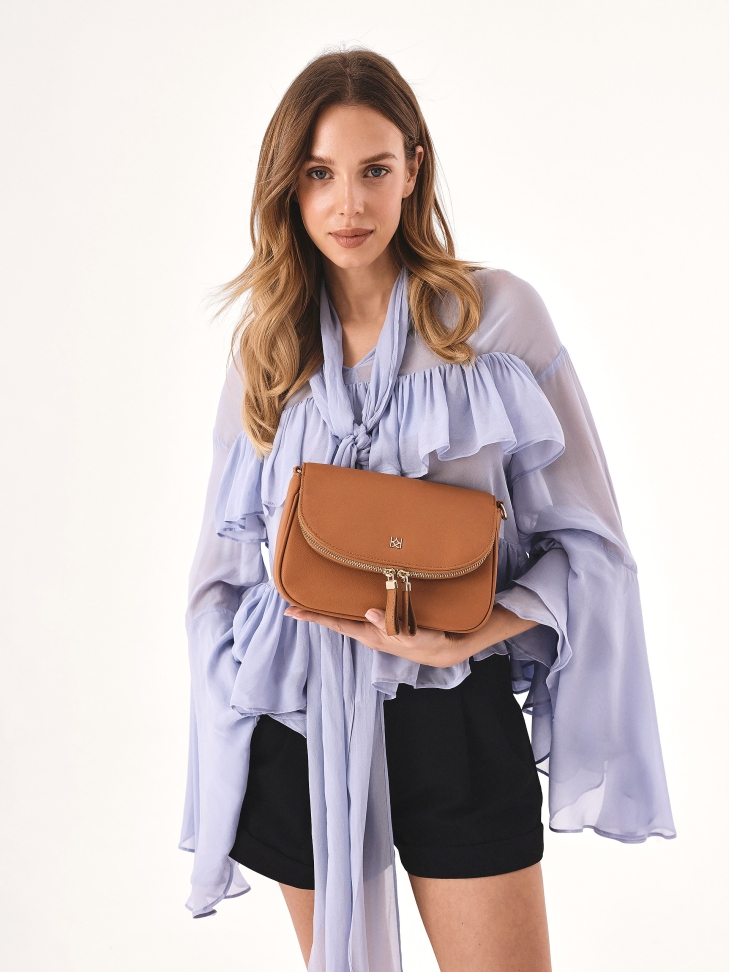 Skórzana torebka na szerokim pasku