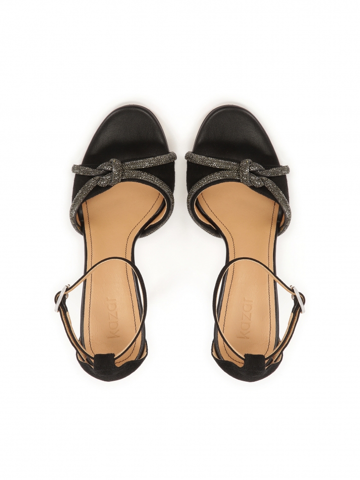 Czarne zamszowe sandały z błyszczącymi paskami