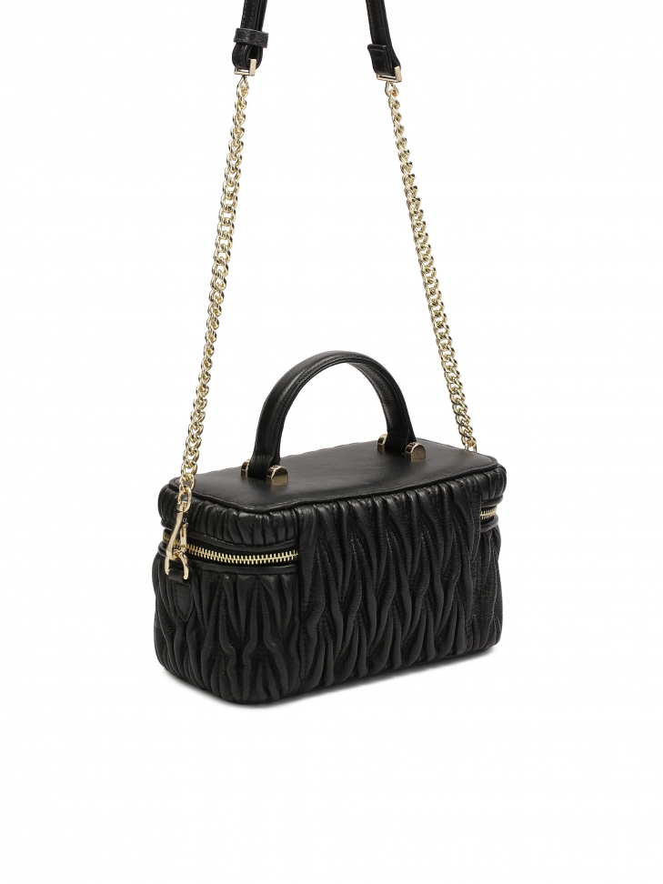 Pikowana torebka w kształcie kuferka