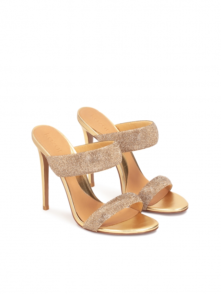 Klapki na obcasie z miękkimi błyszczącymi paskami