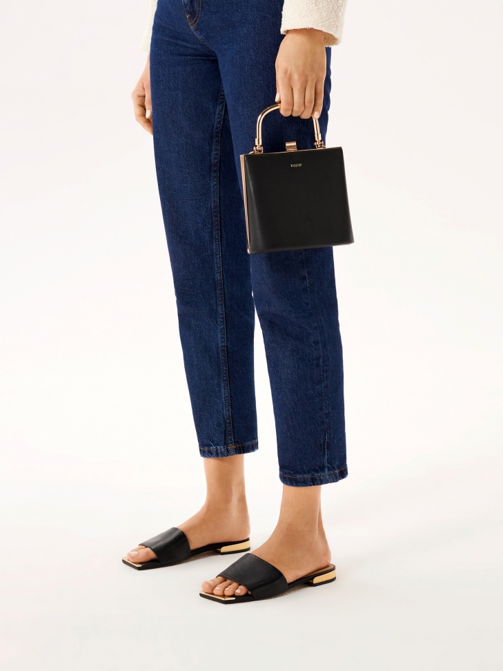 Czarne klapki ze skóry z błyszczącym obcasem