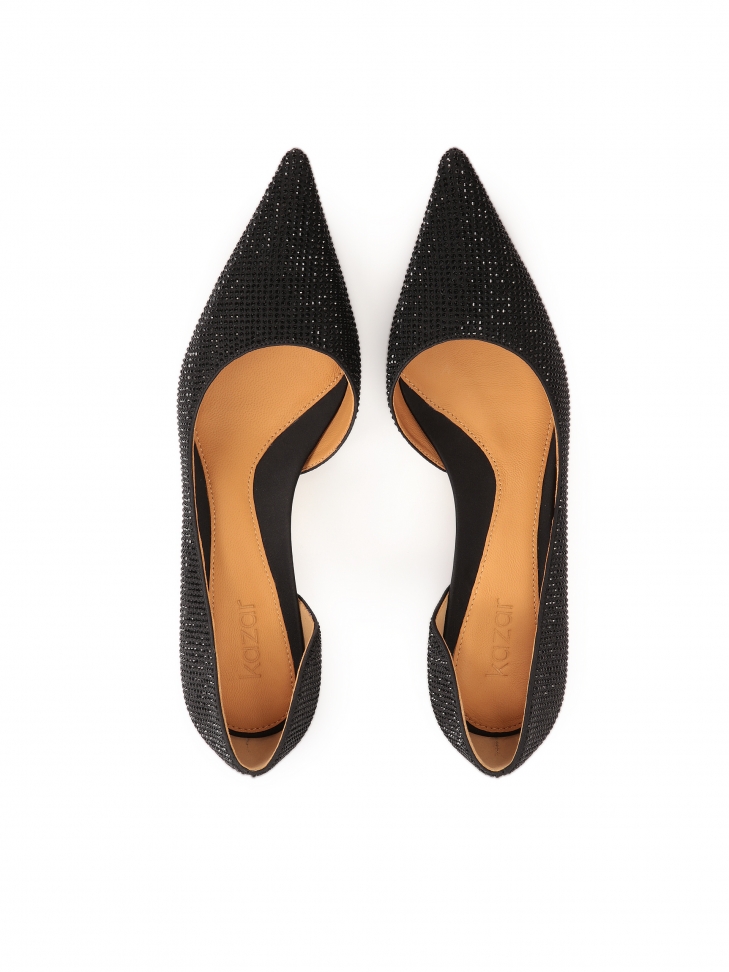 Niskie czółenka z wyciętą cholewką zdobioną yształkami