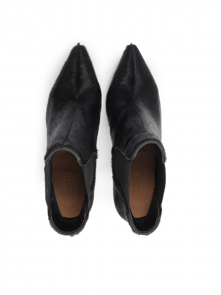 Czarne klasyczne botki damskie ze skóry z naturalnym włosiem