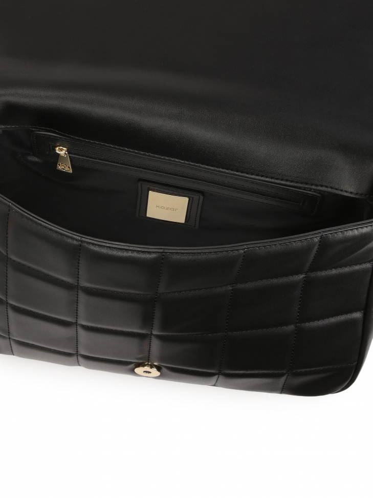 Czarna torebka z pikowaną klapą