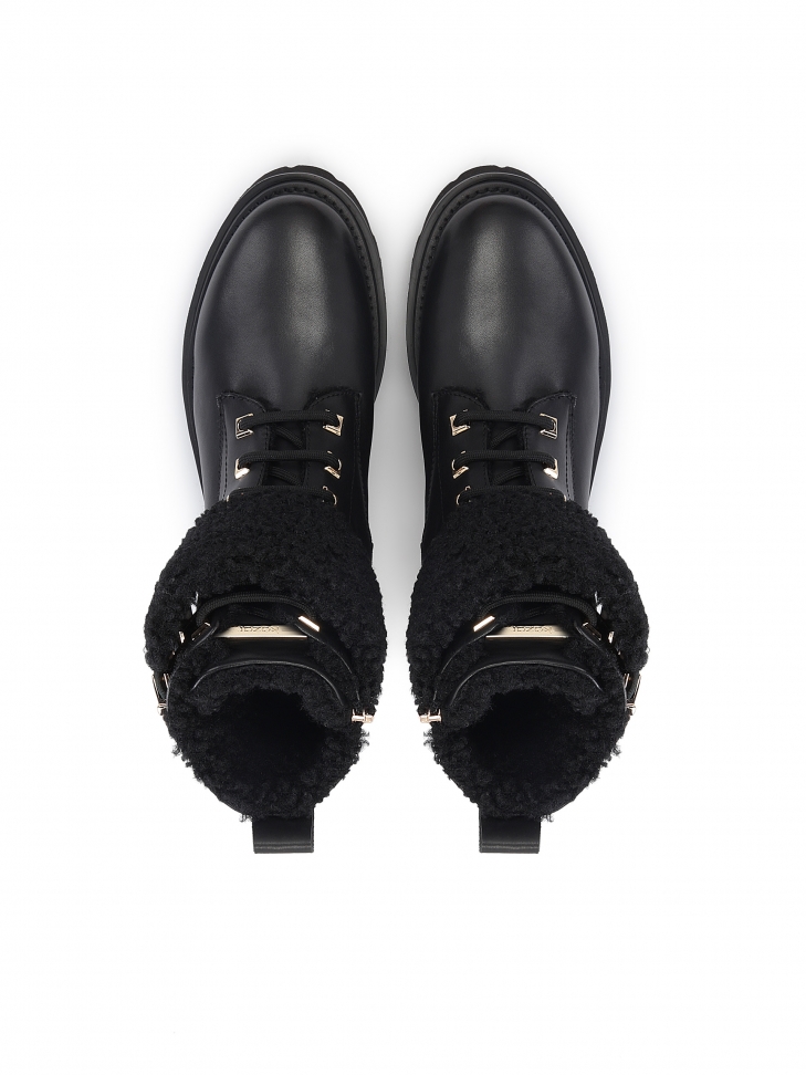 Modne skórzane trzewiki damskie z klapą ozdobioną kożuszkiem