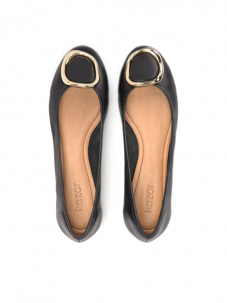 Czarne skórzane baleriny z dużą metalową ozdobą