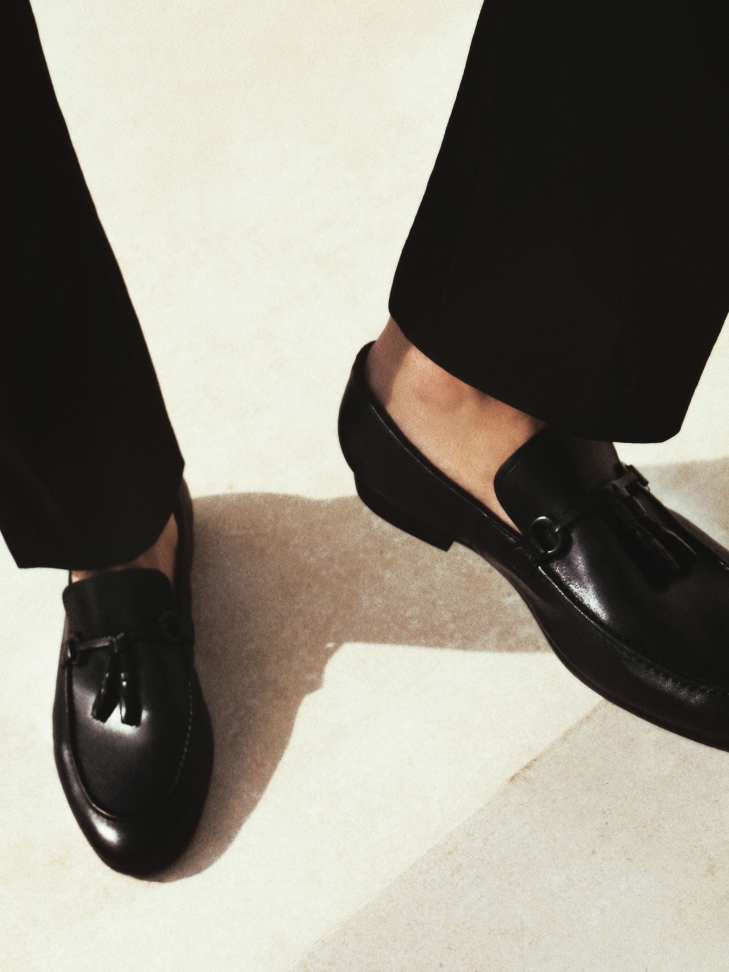 Czarne loafersy z frędzlem