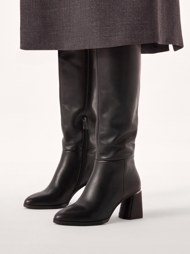 Czarne kozaki na obcasie z metalową ozdobą