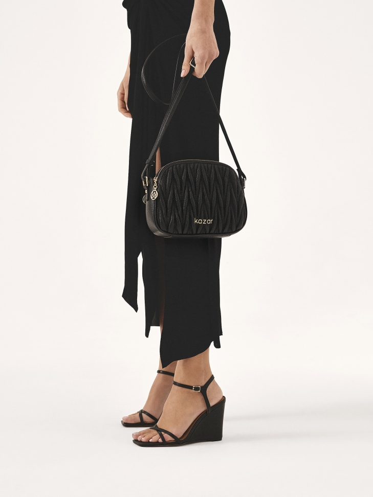 Czarne sandały na koturnie z kwadratowym noskiem