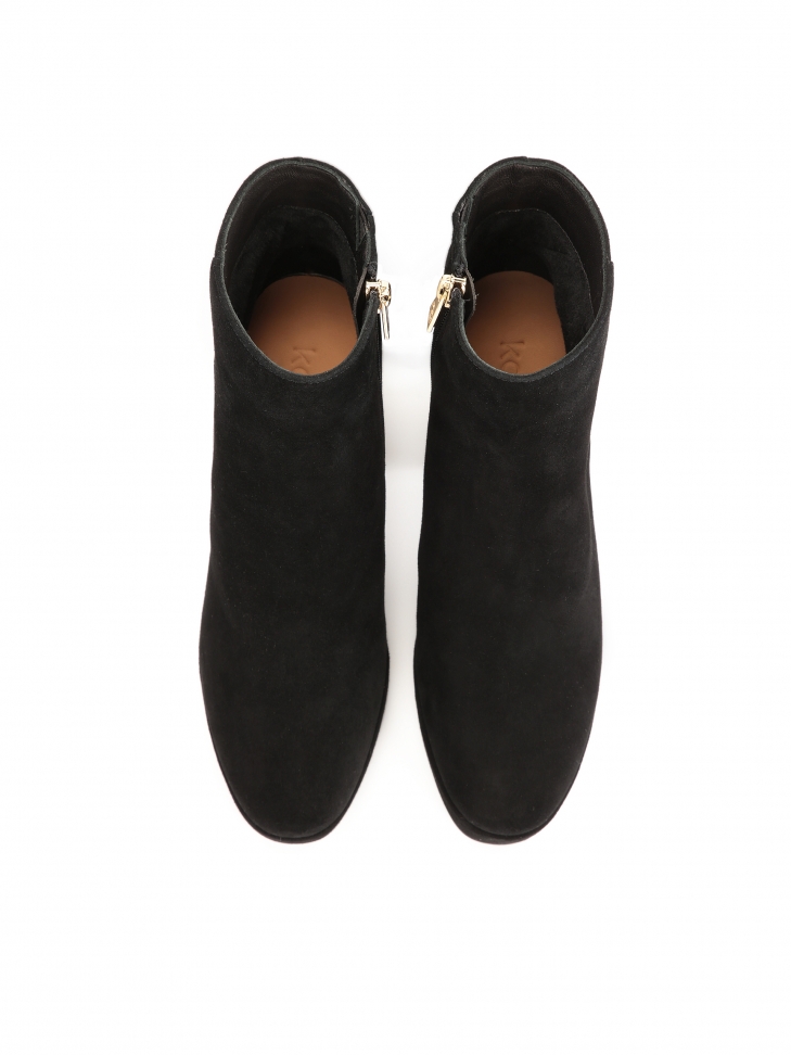 Zamszowe botki z szerokim obcasem i platformą